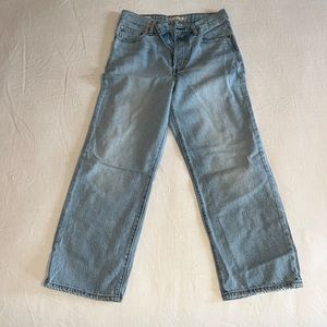 Levi’s Ribcage Ankle Straight Jeans in Middle Road color - Size 28x27L